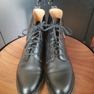 Dr Martens classic black leather ankle boot. Size 9 W/8 M.
